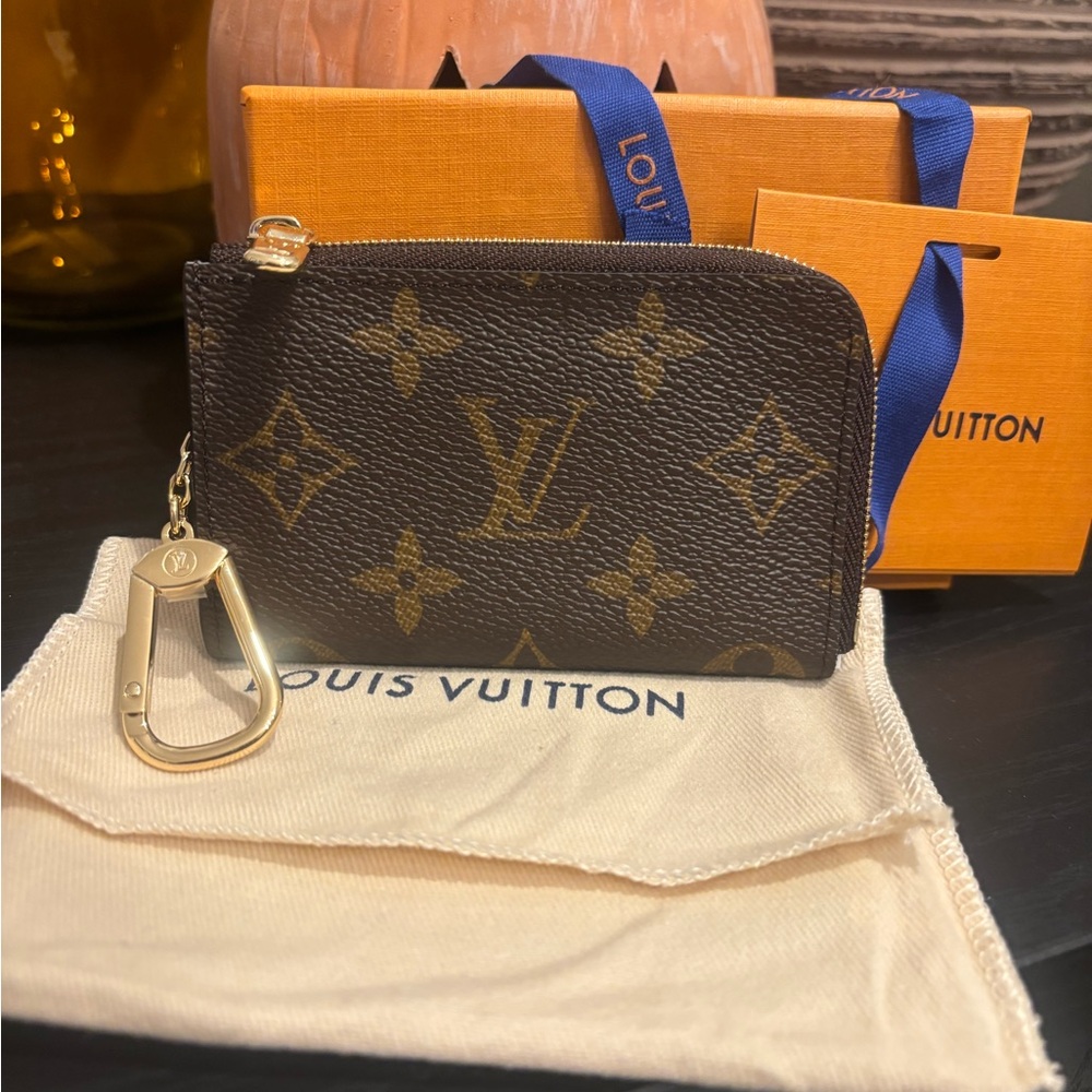 Authentic Louis Vuitton Noa Key Holder Cles Wallet Monogram